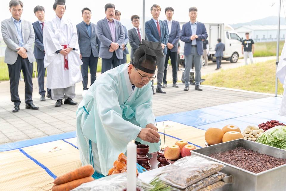농촌진흥청 국립축산과학원이 10일 개원 71주년 기념일을 맞아 전북 완주군 국립축산과학원 안에 마련된 축혼비 앞에서 우리나라 축산업 발전을 위해 희생된 가축의 넋을 위로하는 축혼제를 올리고 있다.