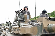 이도훈 외교부 2차관이 2일 경기 포천시 육군 제8기동사단에서 K2전차를 탑승체험하고 있다.