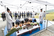 농촌진흥청 국립축산과학원이 10일 개원 71주년 기념일을 맞아 전북 완주군 국립축산과학원 안에 마련된 축혼비 앞에서 우리나라 축산업 발전을 위해 희생된 가축의 넋을 위로하는 축혼제를 올리고 있다.