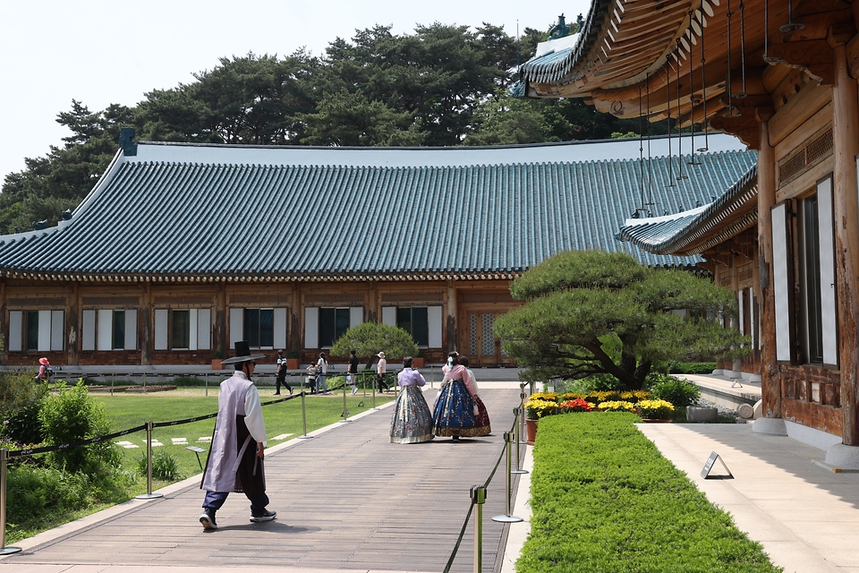 <p>청와대가 일반 시민에게 개방된지 1년이 된 가운데 11일 오전 서울 종로구 청와대에서 외국인 관람객들이 경내를 둘러보고 있다. 작년 청와대 개방 이후 1년간 누적 관람객 수는 342만명(5일 기준)을 넘어섰다.</p>
<p><br></p>