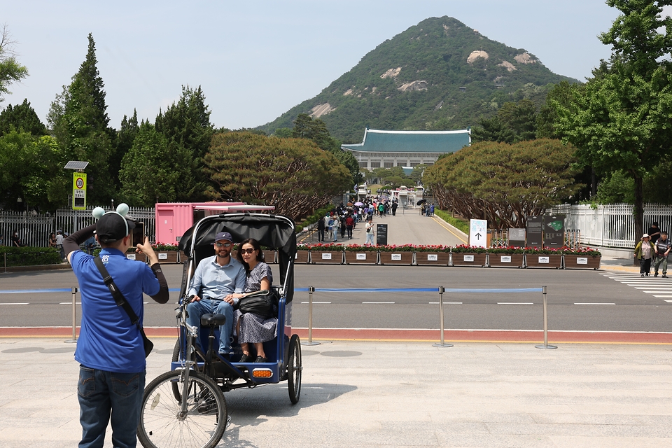 <p>청와대가 일반 시민에게 개방된지 1년이 된 가운데 11일 오전 서울 종로구 청와대 앞에서 관람객들이 기념사진을 찍고 있다. 작년 청와대 개방 이후 1년간 누적 관람객 수는 342만명(5일 기준)을 넘어섰다.</p>
<p><br></p>