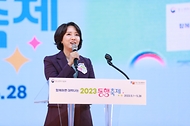 이영 중소벤처기업부 장관이 9일 대전시 중구 으능정이 스카이로드에서 열린 ‘5월 동행축제 개막식’에서 인사말을 하고 있다.