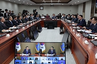 윤석열 대통령이 11일 서울 용산구 대통령실 청사에서 열린 ‘코로나19 중앙재난안전대책본부 회의’를 주재하고 있다.
