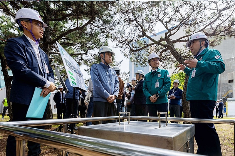 유희동 기상청장과 유국희 원자력안전위원장이 12일 부산시 기장군 고리원자력발전소에서 지진계를 점검하고 있다.