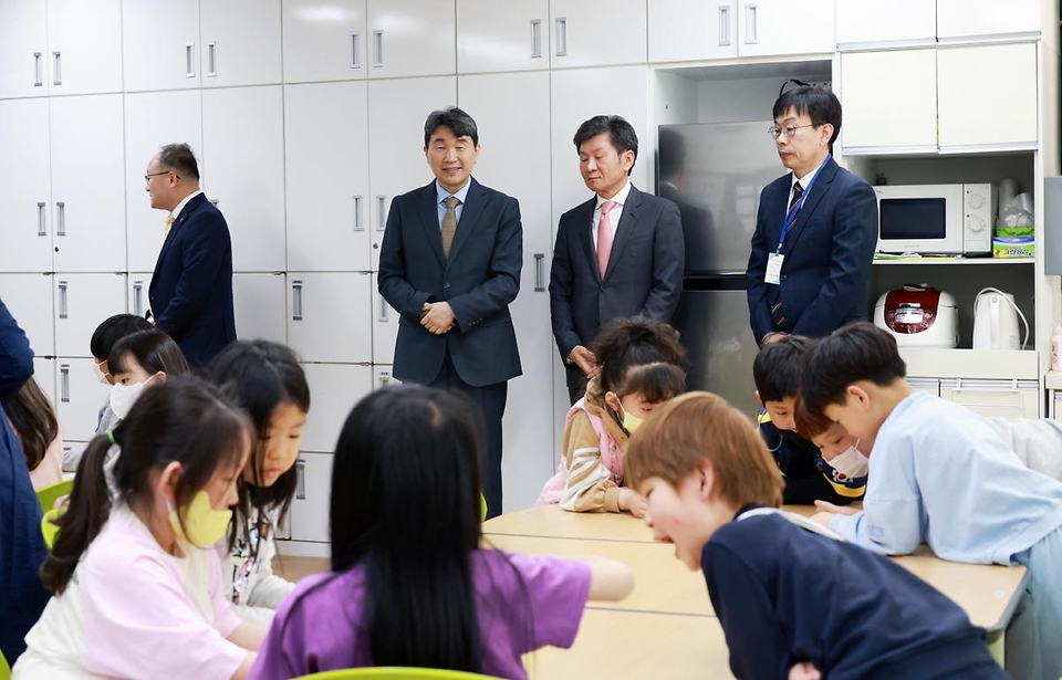 이주호 부총리 겸 교육부 장관이 28일 인천시 서구 발산초등학교에서 돌봄교실 수업을 참관하고 있다.