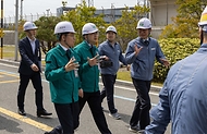 유희동 기상청장과 유국희 원자력안전위원장이 12일 부산시 기장군 고리원자력발전소에서 대화하며 이동하고 있다.