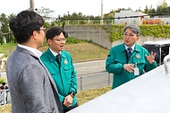 유희동 기상청장과 유국희 원자력안전위원장이 12일 부산시 기장군 고리원자력발전소에서 대화하고 있다.