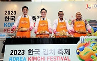정황근 농림축산식품부 장관이 13일(현지시간) 말레이시아 쿠알라룸푸르 인근 커브 쇼핑몰에서 열린 ‘코리아 김치 페스티벌’에 참석하고 있다.