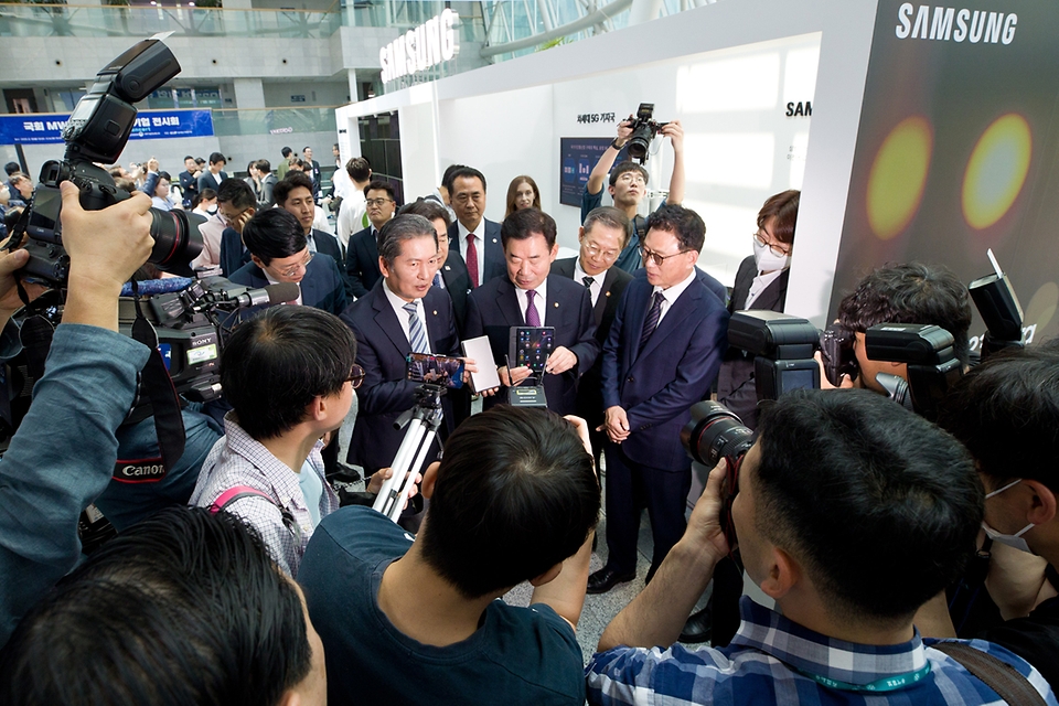이종호 과학기술정보통신부 장관이 15일 서울 영등포구 국회의원회관에서 열린 ‘국회 MWC 2023 전시회 개회식’에서 전시부스를 참관하고 있다.