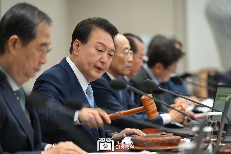 윤석열 대통령이 16일 서울 용산구 대통령실 청사에서 열린 ‘제20회 국무회의’를 주재하고 있다.