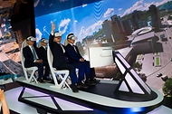 이종호 과학기술정보통신부 장관이 15일 서울 영등포구 국회의원회관에서 열린 ‘국회 MWC 2023 전시회 개회식’에서 관계자들과 UAM VR체험을 하고 있다.