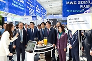이종호 과학기술정보통신부 장관이 15일 서울 영등포구 국회의원회관에서 열린 ‘국회 MWC 2023 전시회 개회식’에서 관계자들과 KT의 AI 서빙 로봇을 살펴보고 있다. 
