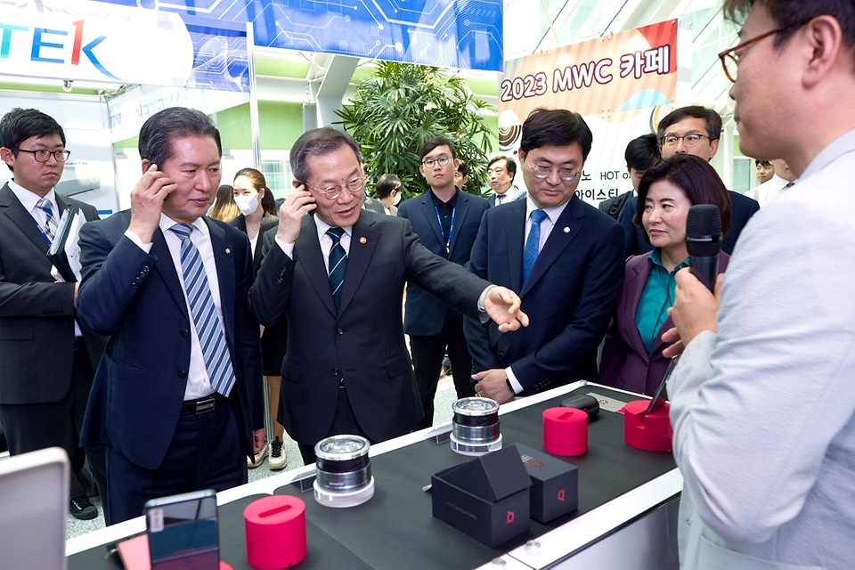 이종호 과학기술정보통신부 장관이 15일 서울 영등포구 국회의원회관에서 열린 ‘국회 MWC 2023 전시회 개회식’에서 전시부스를 참관하고 있다.
