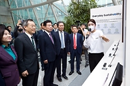 이종호 과학기술정보통신부 장관이 15일 서울 영등포구 국회의원회관에서 열린 ‘국회 MWC 2023 전시회 개회식’에서 관계자의 설명을 듣고 있다.