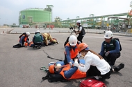 <p>18일 오후 인천 연수구&nbsp;한국가스공사 인천기지본부에&nbsp;열린 2023년&nbsp;안전한국훈련 시범훈련에서 관계자들이 지진,&nbsp;가스수급 및&nbsp;누출사고 재난 대응 훈련을 하고 있다. 이번 시범훈련은 행정안전부 기본 계획에 따라 본 훈련의 사전훈련 성격으로,&nbsp;한국가스공사 등 8개 기관이 주관하고, 120여 기관이 합동으로 참여한다.&nbsp;</p>