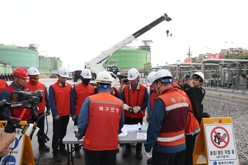 <p>18일 오후 인천 연수구&nbsp;한국가스공사 인천기지본부에&nbsp;열린 2023년&nbsp;안전한국훈련 시범훈련에서 관계자들이 지진,&nbsp;가스수급 및&nbsp;누출사고 재난 대응 훈련을 하고 있다. 이번 시범훈련은 행정안전부 기본 계획에 따라 본 훈련의 사전훈련 성격으로,&nbsp;한국가스공사 등 8개 기관이 주관하고, 120여 기관이 합동으로 참여한다.&nbsp;</p>