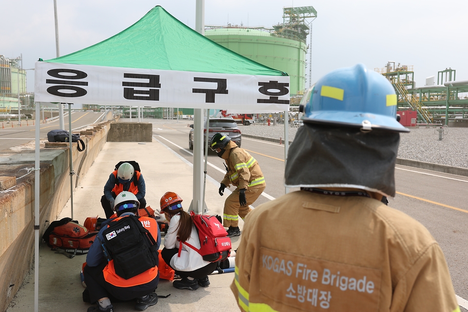 <p>18일 오후 인천 연수구&nbsp;한국가스공사 인천기지본부에&nbsp;열린 2023년&nbsp;안전한국훈련 시범훈련에서 관계자들이 지진,&nbsp;가스수급 및&nbsp;누출사고 재난 대응 훈련을 하고 있다. 이번 시범훈련은 행정안전부 기본 계획에 따라 본 훈련의 사전훈련 성격으로,&nbsp;한국가스공사 등 8개 기관이 주관하고, 120여 기관이 합동으로 참여한다.&nbsp;</p>