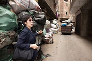 한화진 환경부 장관이 17일(현지시간) 이집트 카이로의 쓰레기 마을로 불리는 모카탐 지역을 찾아 쓰레기 집하 및 처리 과정을 살펴보고 있다.