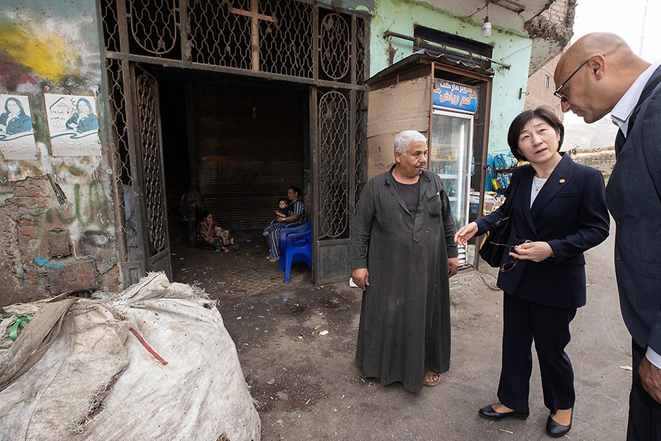 한화진 환경부 장관이 17일(현지시간) 이집트 카이로의 쓰레기 마을로 불리는 모카탐 지역을 찾아 쓰레기 집하 및 처리 과정을 살펴보고 있다.