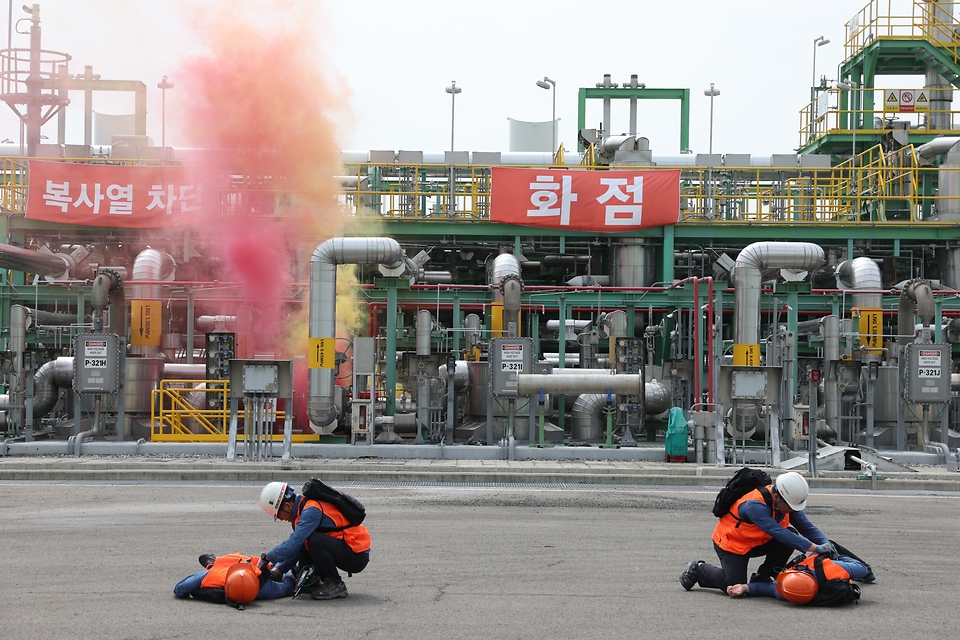 <p>18일 오후 인천 연수구&nbsp;한국가스공사 인천기지본부에&nbsp;열린 2023년&nbsp;안전한국훈련 시범훈련에서 관계자들이 지진,&nbsp;가스수급 및&nbsp;누출사고 재난 대응 훈련을 하고 있다. 이번 시범훈련은 행정안전부 기본 계획에 따라 본 훈련의 사전훈련 성격으로,&nbsp;한국가스공사 등 8개 기관이 주관하고, 120여 기관이 합동으로 참여한다.&nbsp;</p>