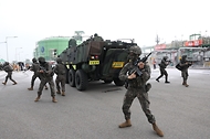 <p>18일 오후 인천 연수구&nbsp;한국가스공사 인천기지본부에&nbsp;열린 2023년&nbsp;안전한국훈련 시범훈련에서 관계자들이 지진,&nbsp;가스수급 및&nbsp;누출사고 재난 대응 훈련을 하고 있다. 이번 시범훈련은 행정안전부 기본 계획에 따라 본 훈련의 사전훈련 성격으로,&nbsp;한국가스공사 등 8개 기관이 주관하고, 120여 기관이 합동으로 참여한다.&nbsp;</p>