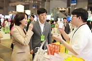 이영 중소벤처기업부 장관이 12일(현지시간) 일본 하쿠하리 멧세에서 열린 ‘케이콘 제팬(KCON JAPAN) 2023’과 연계한 중기제품 수출상담회 및 판촉전 ‘케이-콜랙션(K-COLLECTION)’에서 전시부스를 둘러보고 있다.