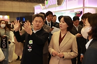 이영 중소벤처기업부 장관이 12일(현지시간) 일본 하쿠하리 멧세에서 열린 ‘케이콘 제팬(KCON JAPAN) 2023’과 연계한 중기제품 수출상담회 및 판촉전 ‘케이-콜랙션(K-COLLECTION)’에서 관계자의 설명을 듣고 있다.