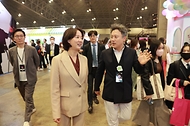 이영 중소벤처기업부 장관이 12일(현지시간) 일본 하쿠하리 멧세에서 열린 ‘케이콘 제팬(KCON JAPAN) 2023’과 연계한 중기제품 수출상담회 및 판촉전 ‘케이-콜랙션(K-COLLECTION)’에서 관계자의 설명을 듣고 있다.