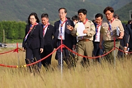 한덕수 국무총리가 17일 전북 부안군 새만금에서 열리는 세계 잼버리 현장을 방문, 행사장 및 현장을 점검하고 있다.