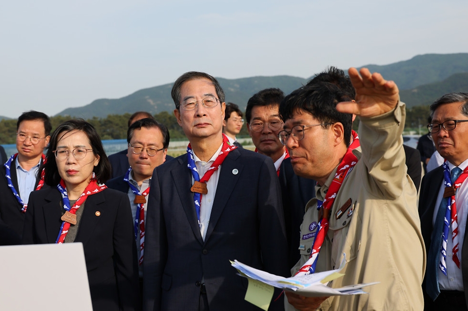 한덕수 국무총리가 17일 전북 부안군 새만금에서 열리는 세계 잼버리 현장을 방문, 최창행 사무총장의 설명을 듣고 있다.