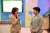 이영 중소벤처기업부 장관이 12일(현지시간) 일본 하쿠하리 멧세에서 열린 ‘케이콘 제팬(KCON JAPAN) 2023’과 연계한 중기제품 수출상담회 및 판촉전 ‘케이-콜랙션(K-COLLECTION)’에서 부스 관계자와 대화하고 있다.