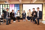이영 중소벤처기업부 장관이 16일 서울 서대문구 연남장에서 열린 ‘기업가형 소상공인 육성 토크쇼’에서 참석자들과 기념촬영을 하고 있다.