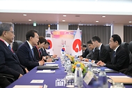 주요7개국(G7) 정상회의 참석 차 일본을 방문한 윤석열 대통령이 21일 일본 히로시마 평화기념공원 국제회의장에서 기시다 후미오 일본 총리와 ‘한-일본 정상회담’을 하고 있다.