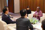 한덕수 국무총리가 22일 서울 중구 신라호텔에서 응고지 오콘조-이웰라 WTO 사무총장과 환담을 나누고 있다.