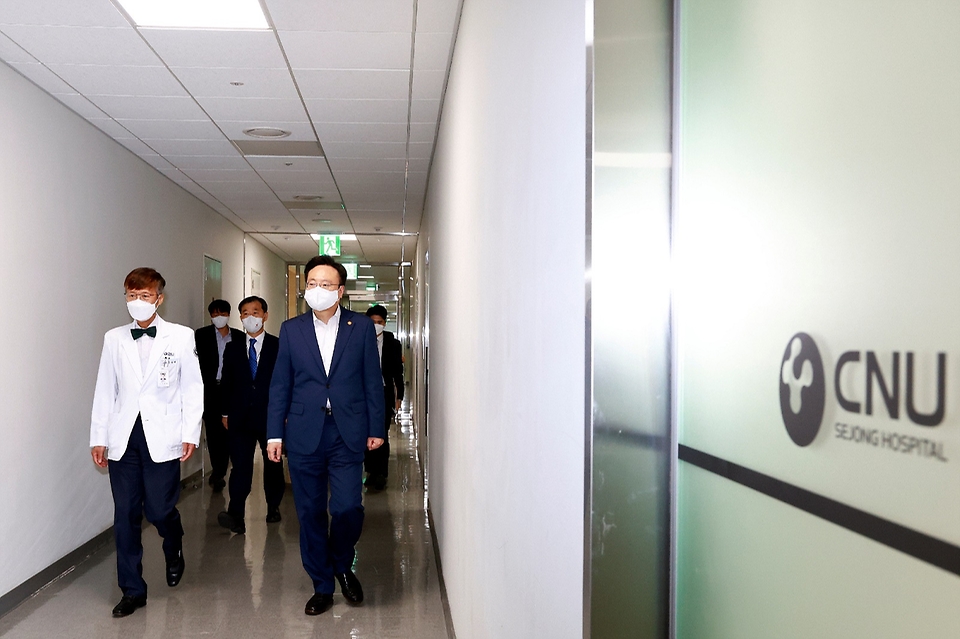 조규홍 보건복지부 장관이 22일 세종시 세종충남대학교병원에서 열린 ‘필수병동 간호사 현장 간담회’에 참석하기 위해 이동하고 있다.