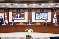 한덕수 국무총리가 19일 서울 종로구 정부서울청사에서 열린 ‘제22회 국정현안관계장관회의’를 주재하고 있다.