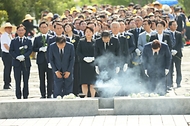 한덕수 국무총리가 23일 경남 김해시 봉하마을에서 열린 ‘노무현 전 대통령 서거 14주기 추도식’에서 참배하고 있다.