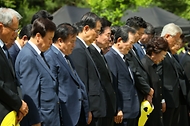한덕수 국무총리가 23일 경남 김해시 봉하마을에서 열린 ‘노무현 전 대통령 서거 14주기 추도식’에서 묵념하고 있다.