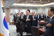윤석열 대통령이 23일 서울 용산구 대통령실 청사에서 열린 ‘제21회 국무회의’에서 국기에 대한 경례를 하고 있다. 