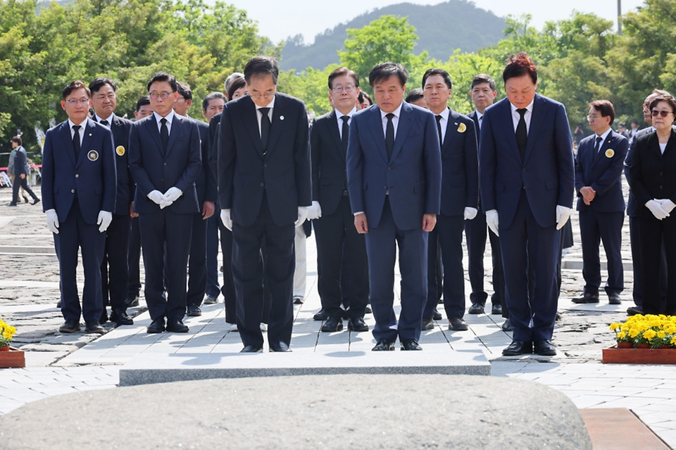 한덕수 국무총리가 23일 경남 김해시 봉하마을에서 열린 ‘노무현 전 대통령 서거 14주기 추도식’에서 참배하고 있다.
