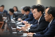 윤석열 대통령이 23일 서울 용산구 대통령실 청사에서 열린 ‘제21회 국무회의’를 주재하고 있다.