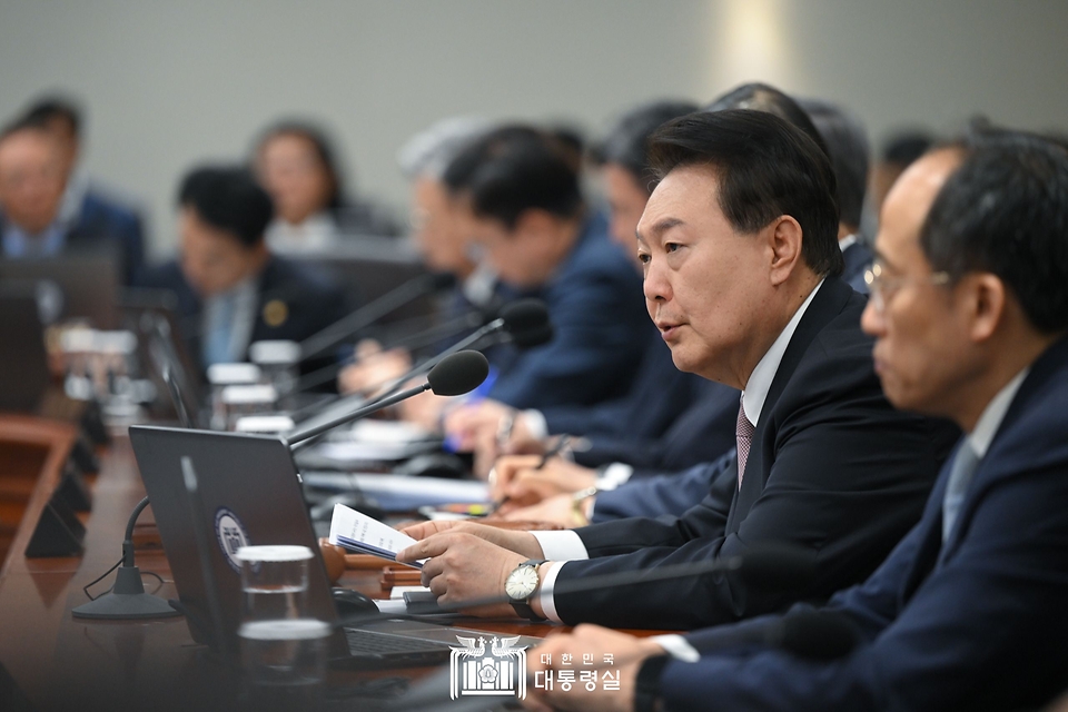 윤석열 대통령이 23일 서울 용산구 대통령실 청사에서 열린 ‘제21회 국무회의’를 주재하고 있다.