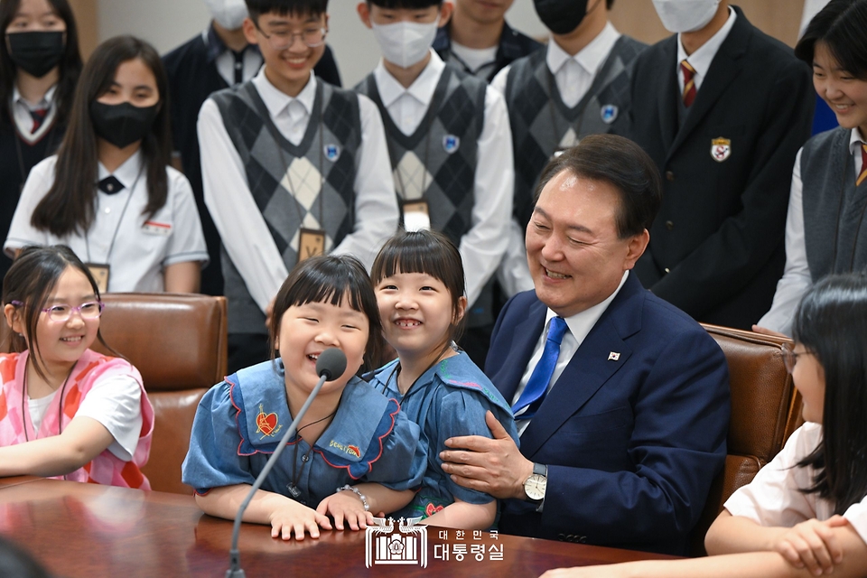 윤석열 대통령이 24일 서울 용산구 대통령실 청사에서 누리호 3차 발사를 함께 시청하기로 했던 초중고생 50여 명과 대화하고 있다. 누리호 3차 발사는 통신 문제로 연기됐다.