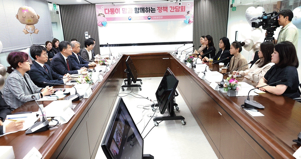 25일 서울 중구 한국보건의료정보원에서 ‘다둥이 맘과 함께하는 정책 간담회’가 진행되고 있다.