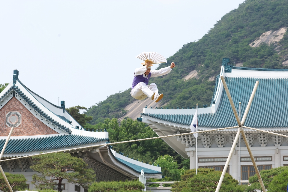 <p>28일 오후 서울 종로구 청와대 대정원에서 국립국악원 민속악단의 공연이 펼쳐지고 있다. 이 전통연희 공연은&nbsp;&lsquo;민속음악의 정수를 전하다&rsquo;를 주제로 생동감 가득한 신명나는 무대를 선사한다.</p>