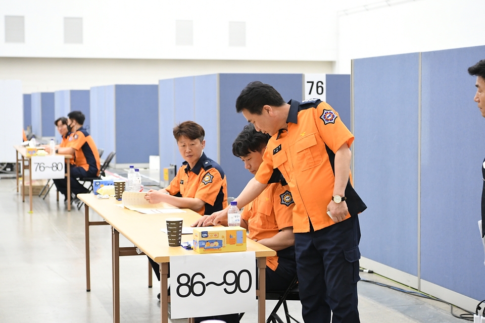 남화영 소방청장이 24일 대구시 북구 엑스코 동관에서 면접시험장을 점검하고 있다.