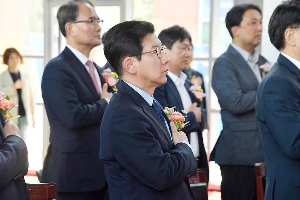 최상대 기획재정부 2차관이 25일 경기 남양주시 나라키움 복합청사에서 열린 ‘남양주 복합청사 준공식’에서 국기에 대한 경례를 하고 있다.