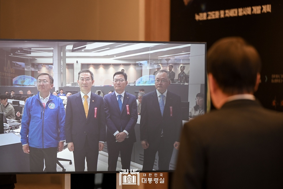 윤석열 대통령이 25일 서울 용산구 대통령실 청사에서 한국형 발사체 누리호(KSLV-Ⅱ)의 3차 발사를 시청한 뒤 전남 고흥 나로우주센터 연구진들과 영상통화를 하고 있다. (왼쪽부터) 고정환 한국형발사체고도화사업단장, 이종호 과학기술정보통신부 장관, 손재일 한화에어로스페이스 대표이사, 이상률 한국항공우주연구원장.