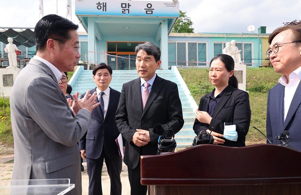 이주호 사회부총리 겸 교육부 장관이 26일 학교폭력 피해학생을 위한 기숙형 지원기관인 대전시 유성구 해맑음센터에서 관계자의 설명을 듣고 있다. 해맑음센터는 2013년부터 16개 시도교육청(제주 제외)의 대안교육을 위탁받아 운영되고 있다. 대전교육청의 폐교(구 대동초)를 활용하여 학교폭력 피해학생에 대한 치유·회복을 지원하고 있었으나, 최근 정밀안전진단 결과(E등급)에 따라 운영이 제한되었다.