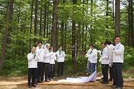 남성현 산림청장이 26일 강원 태백시 만항재에서 열린 ‘백두대간 사랑운동 캠페인’에서 관계자들과 제막식을 하고 있다.